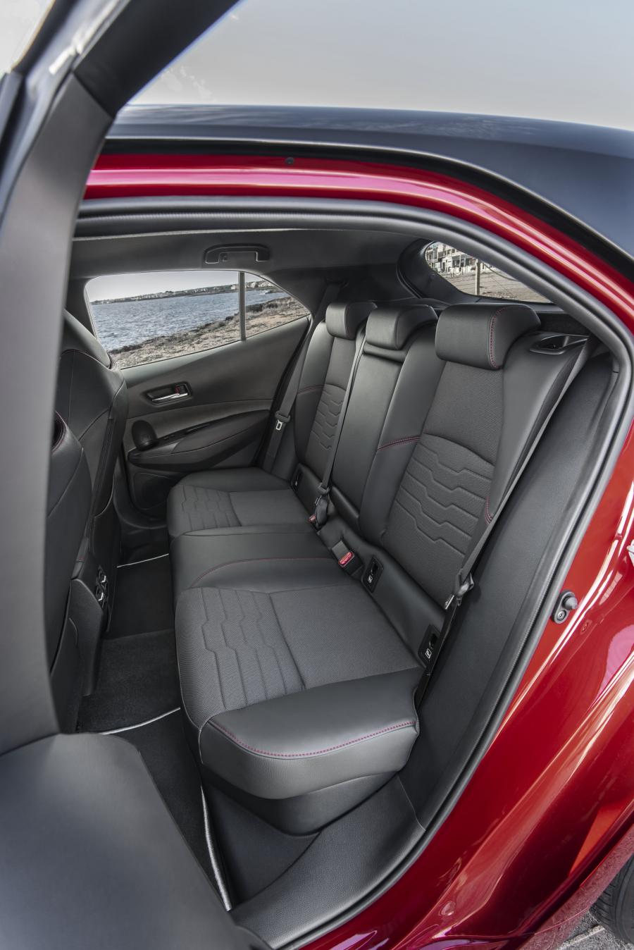 Интерьер Toyota Corolla Hybrid 2018 года  (WW) (фото 27 из 61)